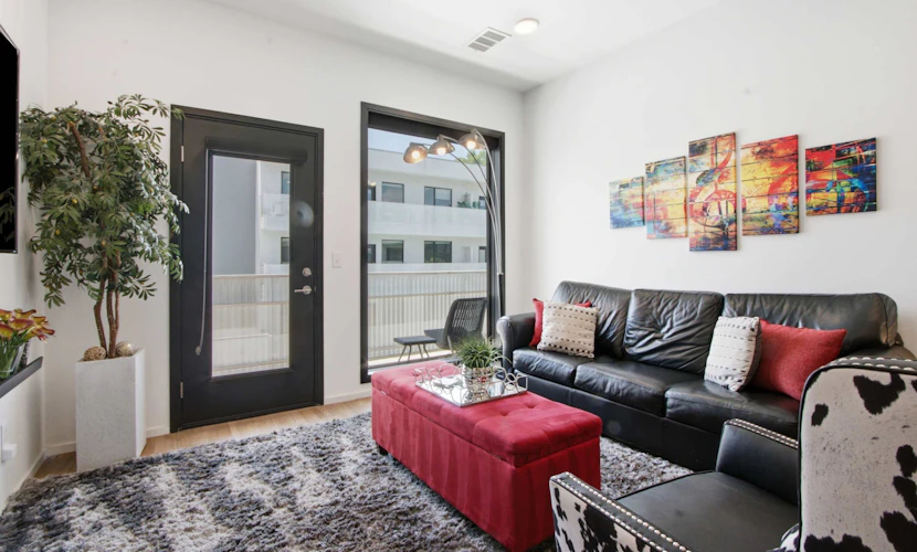 Experience the vibrant heart of Nashville from Illume 319, a stylish condominium. It offers a perfect blend of comfort and convenience. This apartment boasts a prime downtown location with stunning city views, providing easy access to museums, shopping, and entertainment. Enjoy modern amenities including a communal pool, gym, and a fully equipped kitchen, ensuring a relaxing stay. Illume 319 is designed for comfort and accessibility.