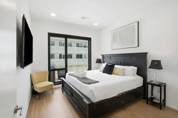 Experience the vibrant heart of Nashville from Illume 319, a stylish condominium. It offers a perfect blend of comfort and convenience. This apartment boasts a prime downtown location with stunning city views, providing easy access to museums, shopping, and entertainment. Enjoy modern amenities including a communal pool, gym, and a fully equipped kitchen, ensuring a relaxing stay. Illume 319 is designed for comfort and accessibility.