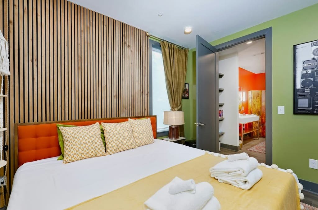 Upscale 4th-floor condo near top attractions with fast WiFi & rooftop lounge
