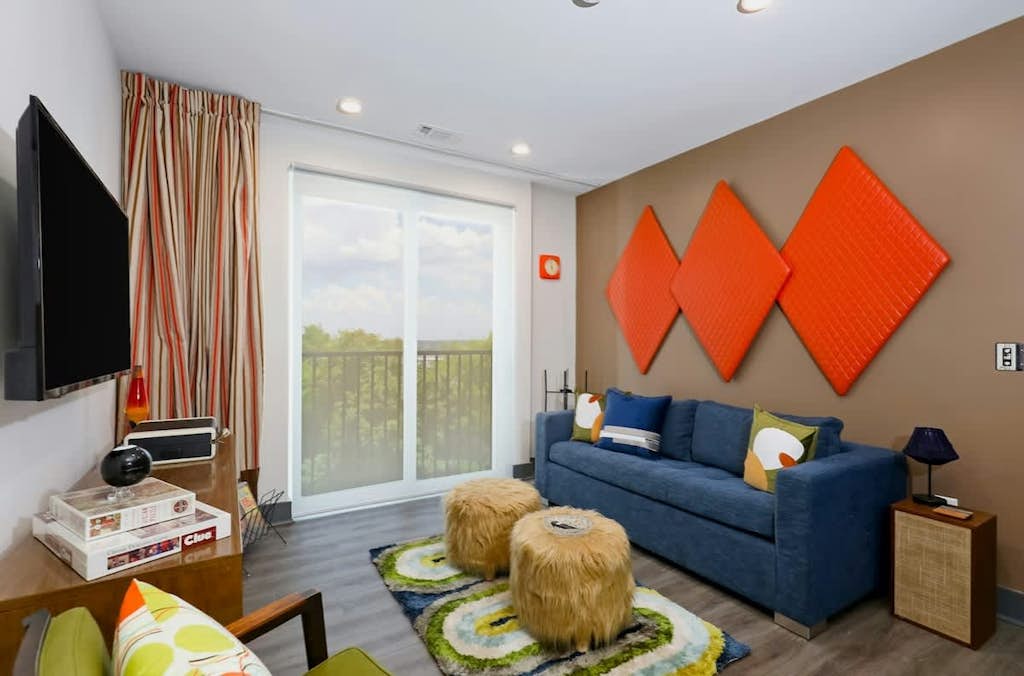 Upscale 4th-floor condo near top attractions with fast WiFi & rooftop lounge