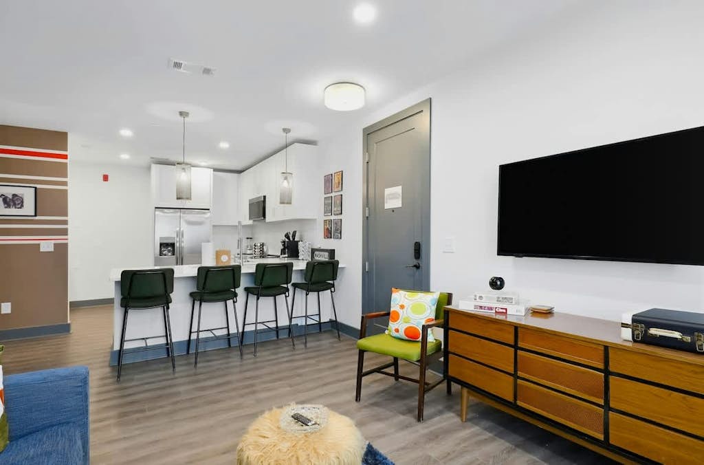 Upscale 4th-floor condo near top attractions with fast WiFi & rooftop lounge
