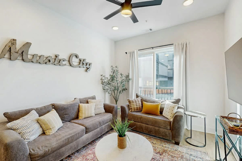 Dog-friendly condo with central AC & rooftop deck access - walk everywhere