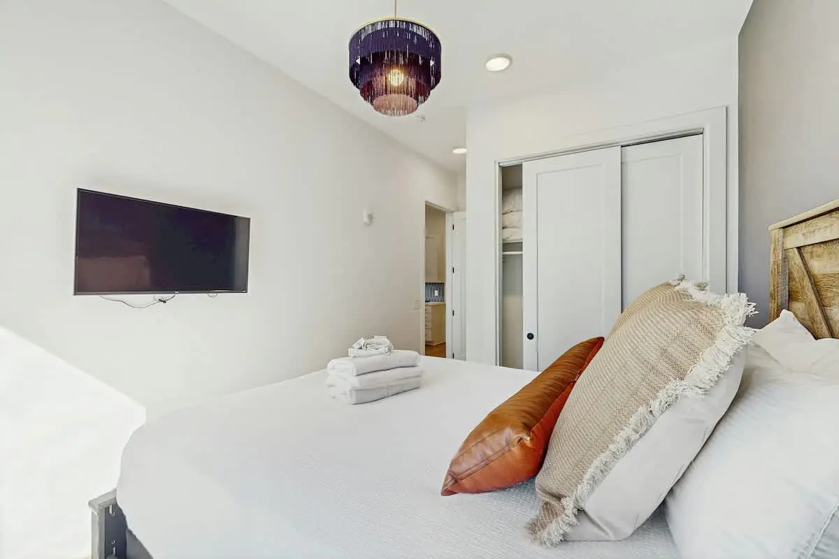 Dog-friendly condo with central AC & rooftop deck access - walk everywhere