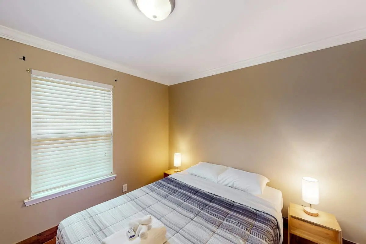 Peaceful & charming dog-friendly getaway with deck & nature views - near golf