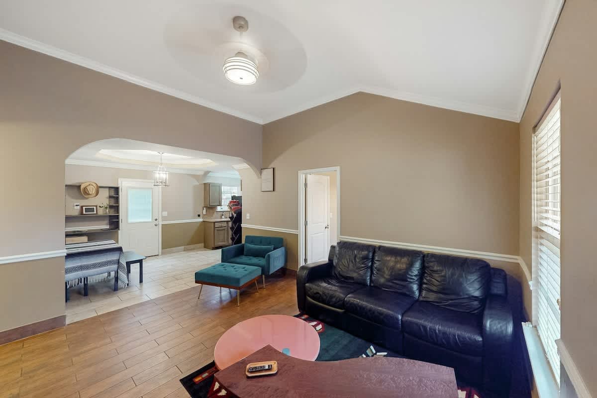 Peaceful & charming dog-friendly getaway with deck & nature views - near golf