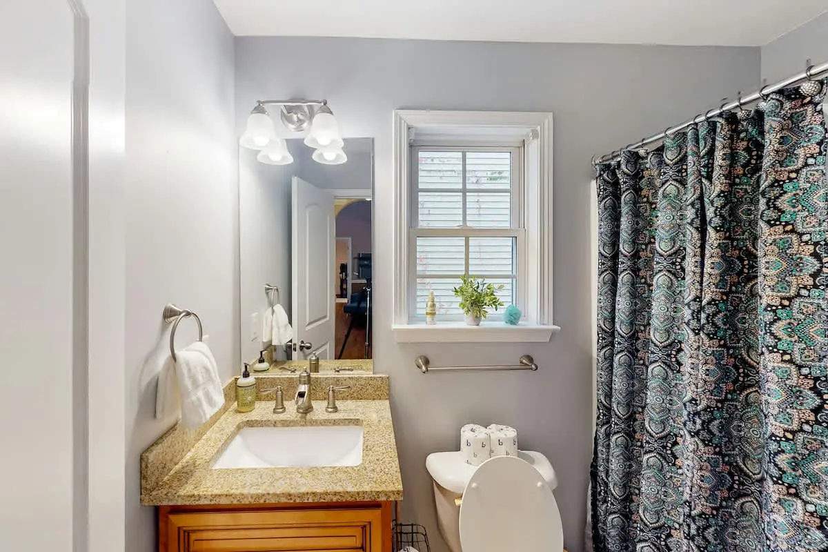 Peaceful & charming dog-friendly getaway with deck & nature views - near golf
