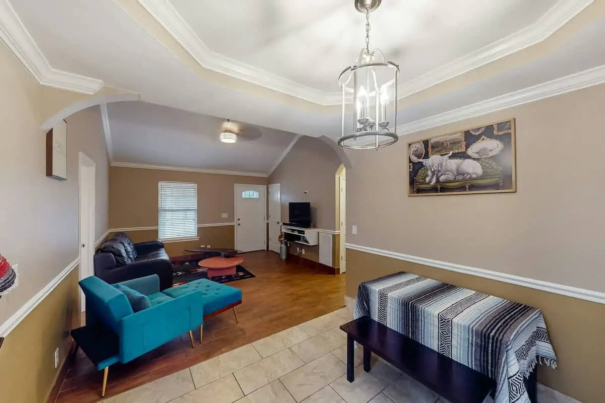Peaceful & charming dog-friendly getaway with deck & nature views - near golf