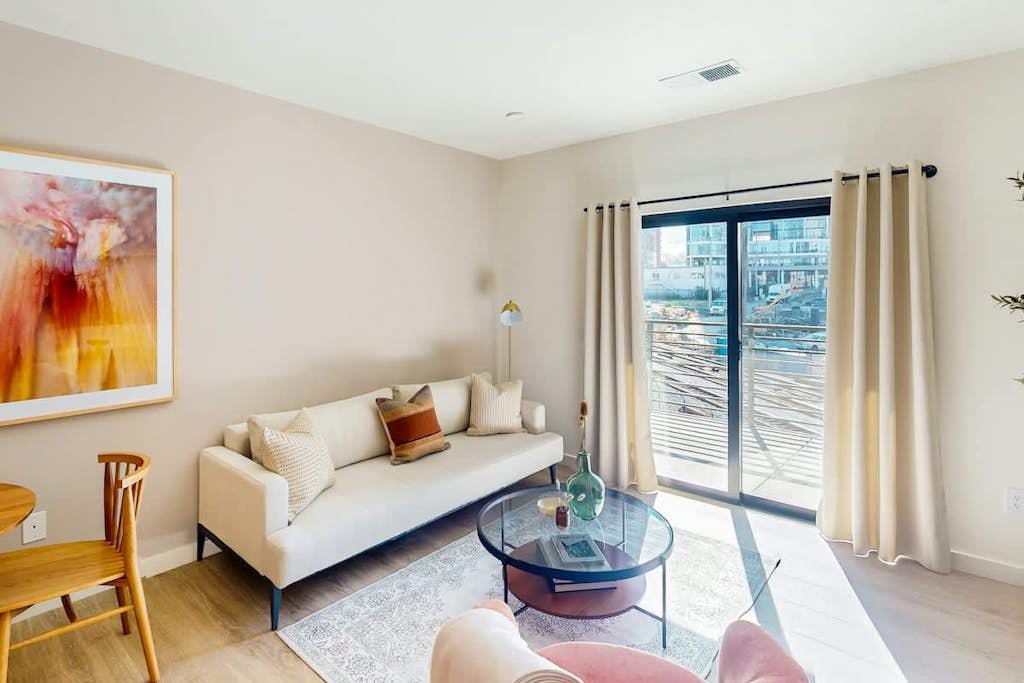 Centrally located condo with pool & gym access, balcony, W/D & Modern Interior