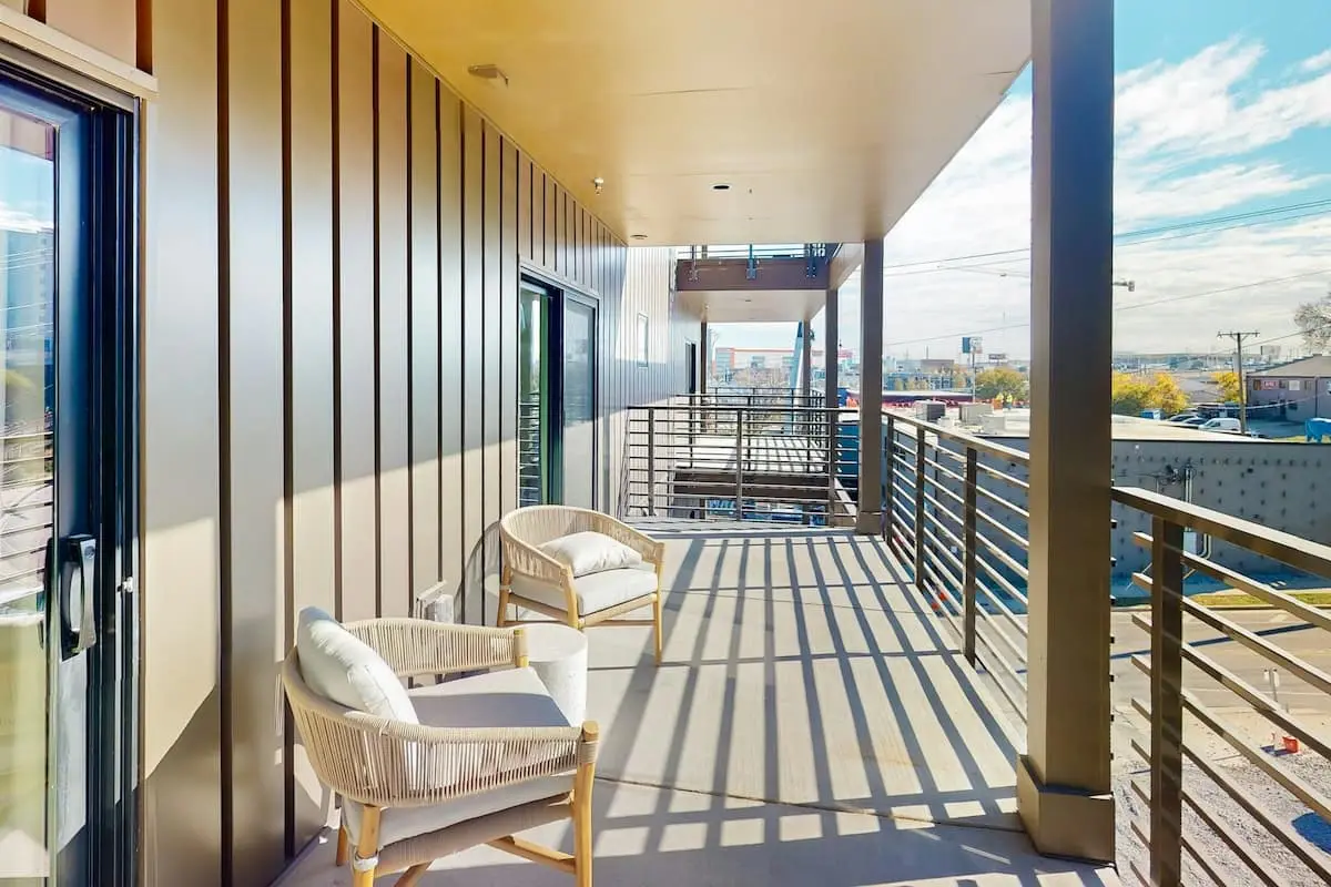 Centrally located condo with pool & gym access, balcony, W/D & Modern Interior