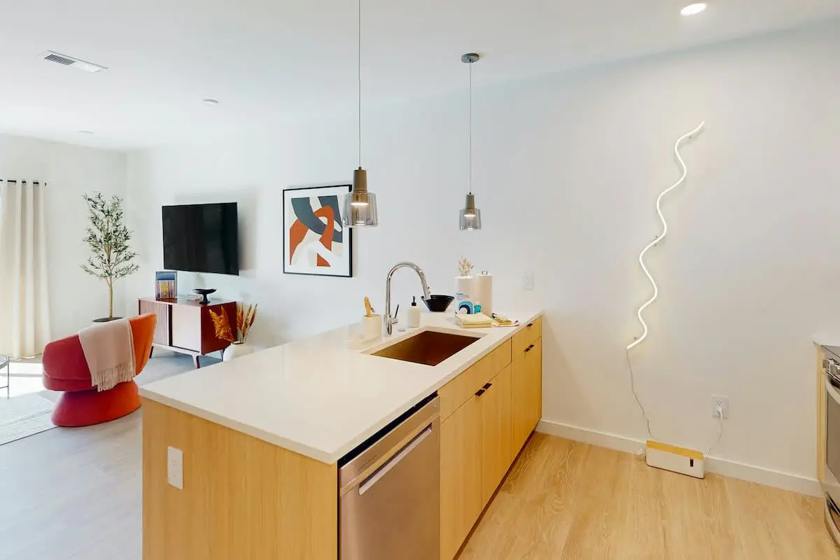 Centrally located condo with pool & gym access, balcony, W/D & Modern Interior