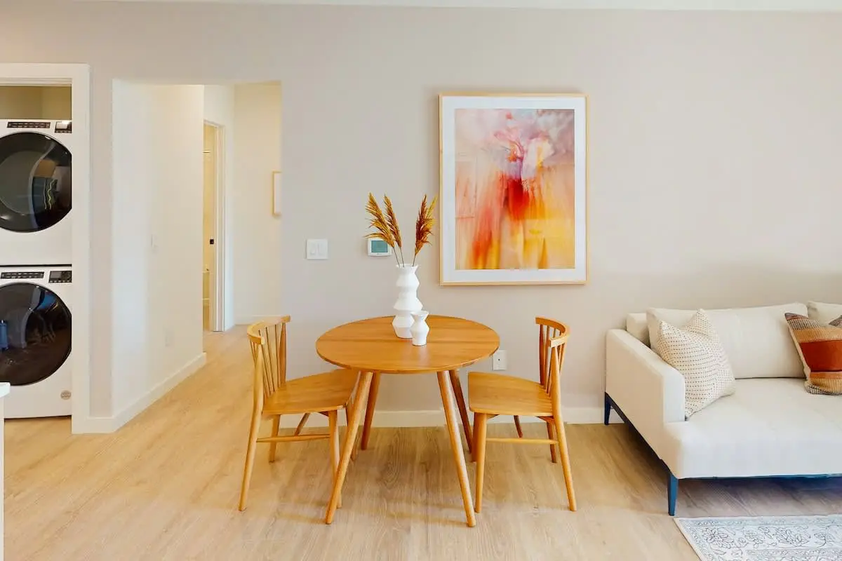 Centrally located condo with pool & gym access, balcony, W/D & Modern Interior