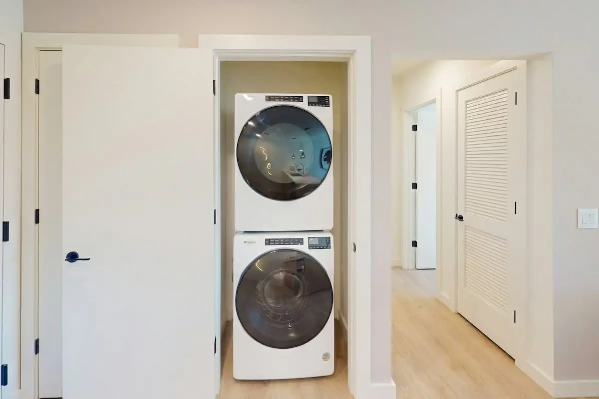 Centrally located condo with pool & gym access, balcony, W/D & Modern Interior
