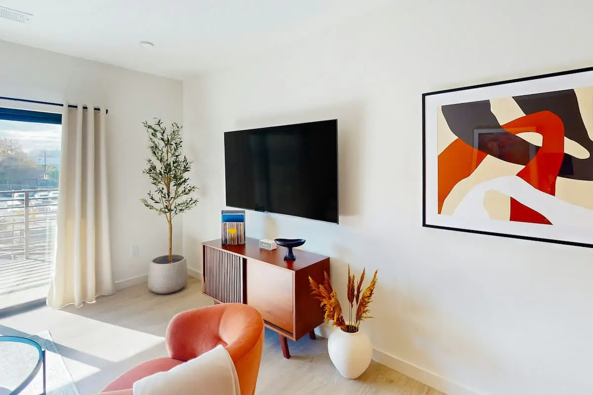 Centrally located condo with pool & gym access, balcony, W/D & Modern Interior