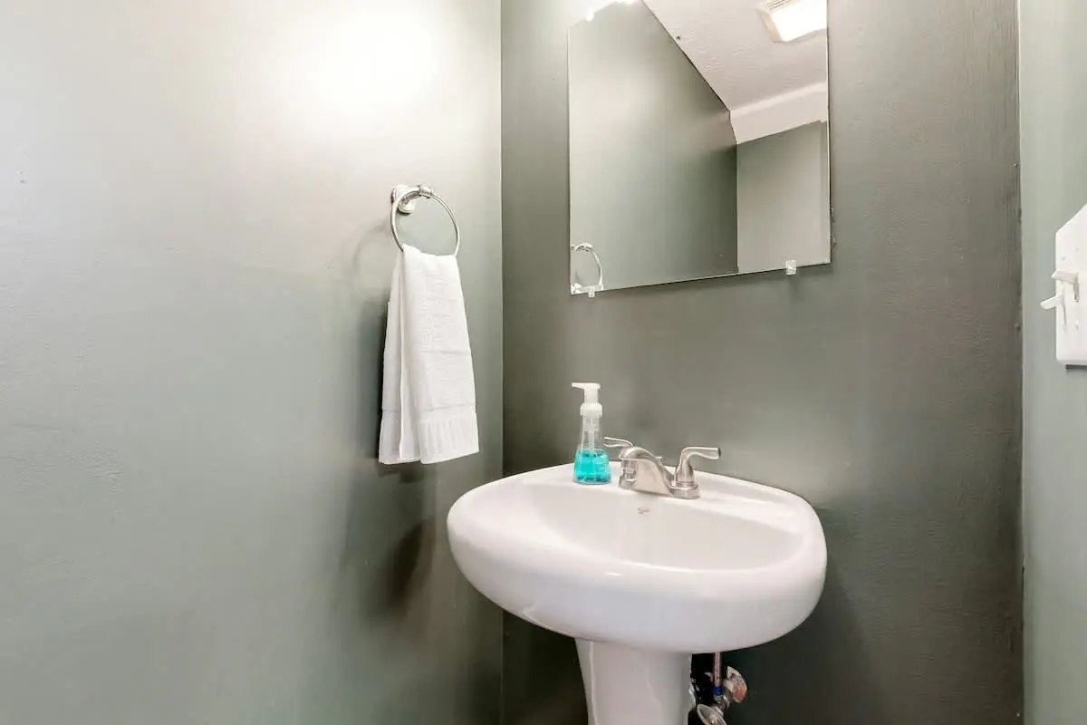Modern townhome with on-site golf & pool - water views, W/D, & central AC