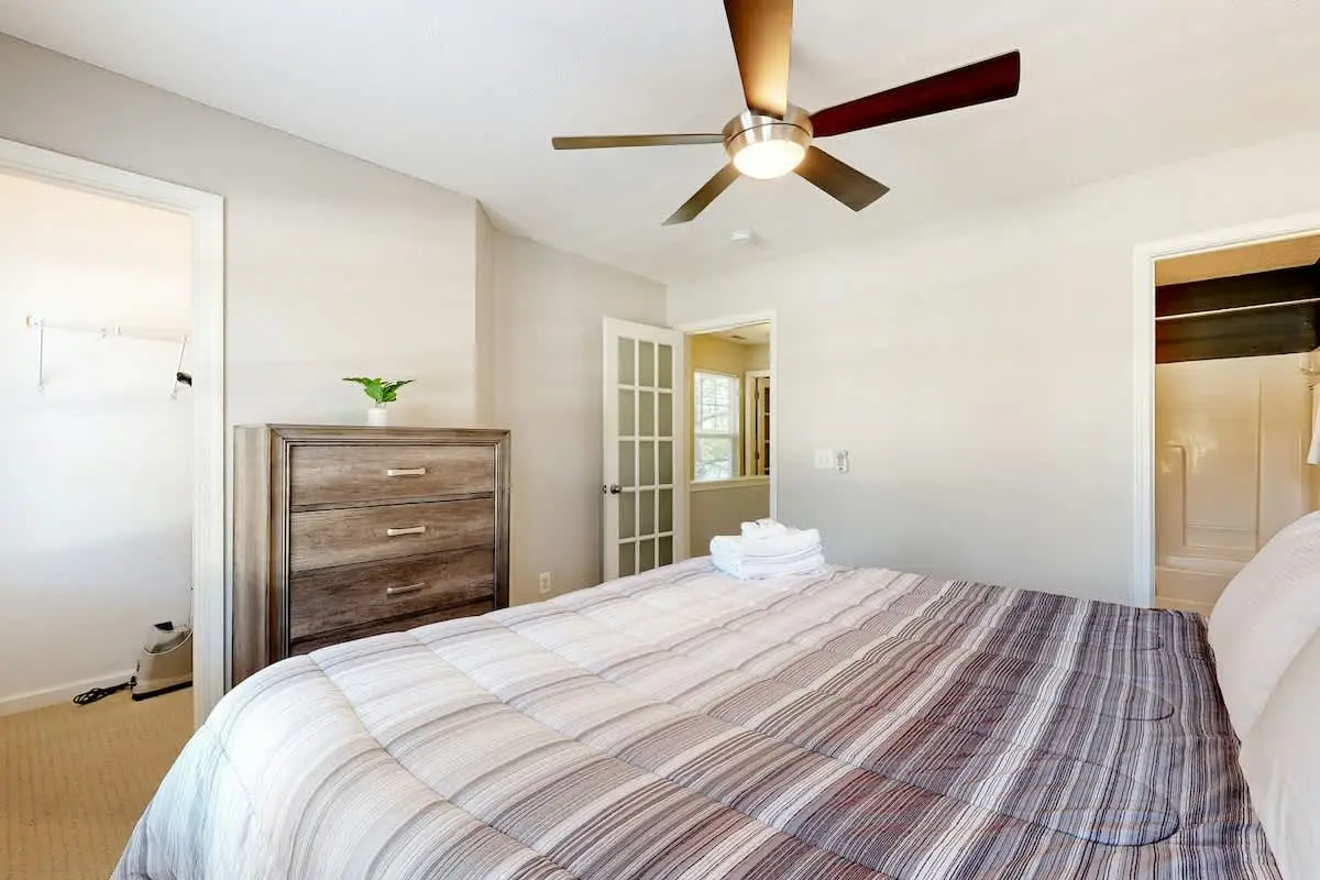 Modern townhome with on-site golf & pool - water views, W/D, & central AC