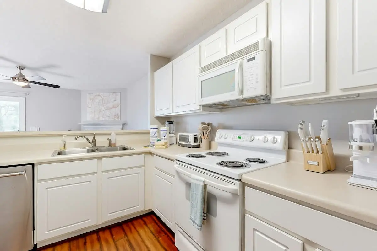 Modern townhome with on-site golf & pool - water views, W/D, & central AC
