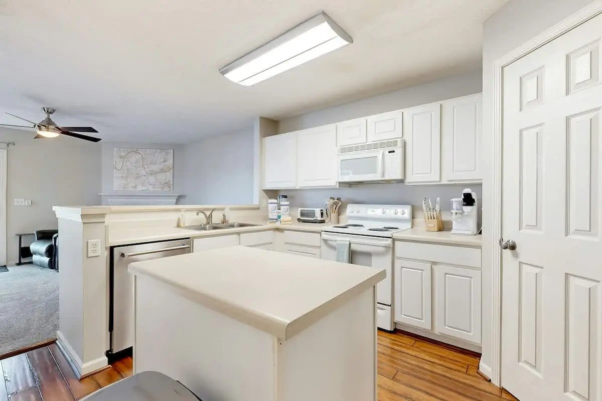 Modern townhome with on-site golf & pool - water views, W/D, & central AC