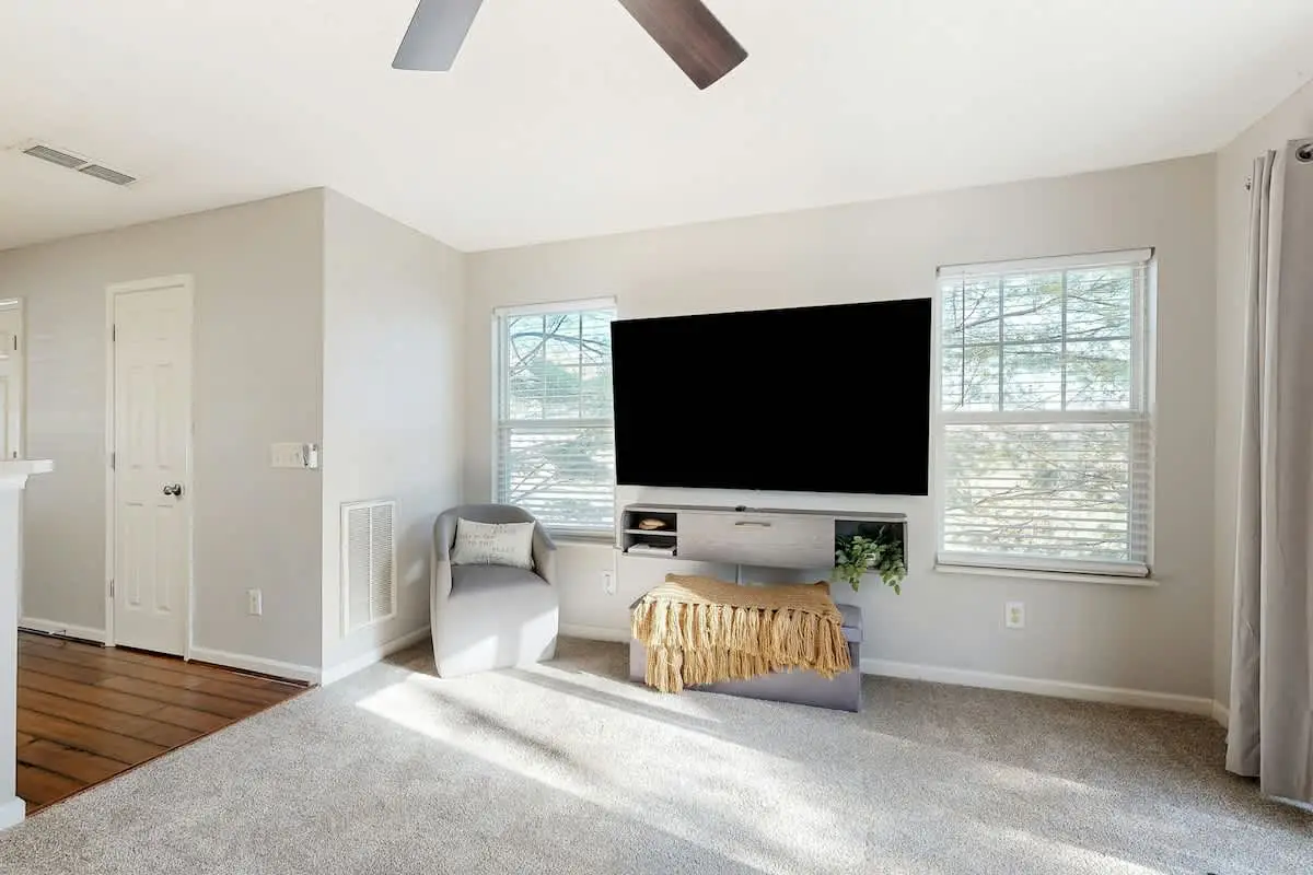 Modern townhome with on-site golf & pool - water views, W/D, & central AC