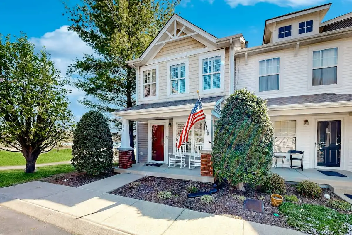 Modern townhome with on-site golf & pool - water views, W/D, & central AC