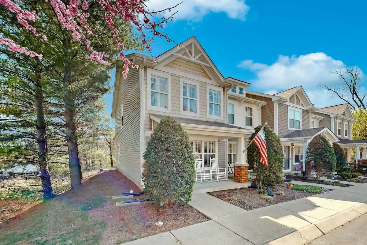 Modern townhome with on-site golf & pool - water views, W/D, & central AC