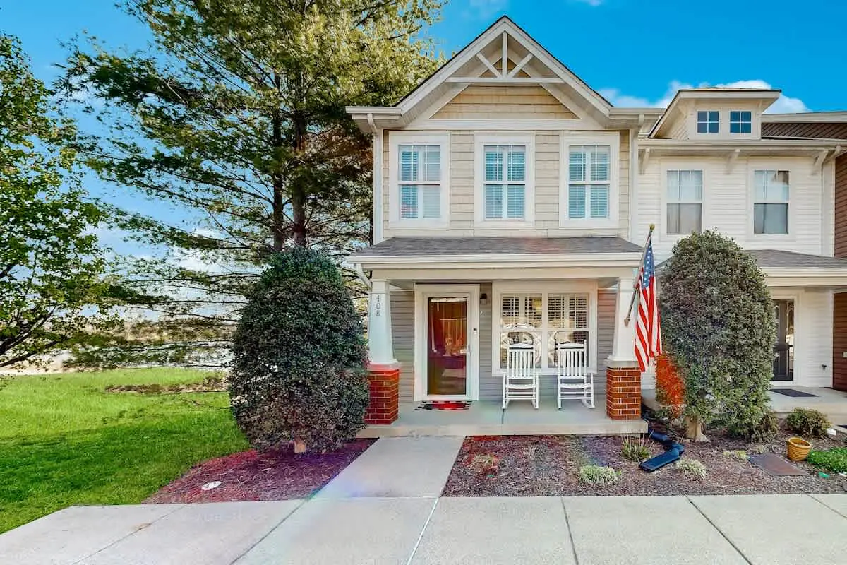 Modern townhome with on-site golf & pool - water views, W/D, & central AC