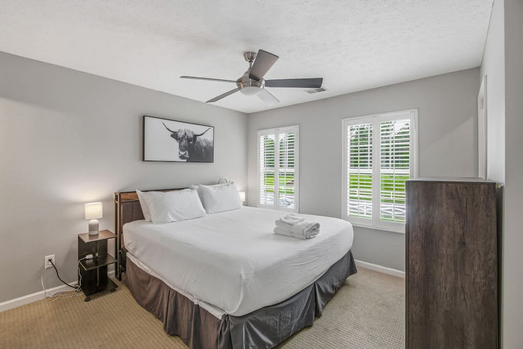 Welcome to our 2-bedroom, 2.5-bath townhome on Nashboro Golf Club, with an easy, modern layout for relaxing between Nashville outings.

・On-site pool for a refreshing break
・Living room with plush seating and a large smart TV
・Full kitchen with updated appliances and a center island
・8.2 miles to Nashville Zoo at Grassmere
・10.2 miles to Country Music Hall of Fame
・12.2 miles to Grand Ole Opry are all within easy reach

Settle in, enjoy the pool, and make this your Nashville home base.