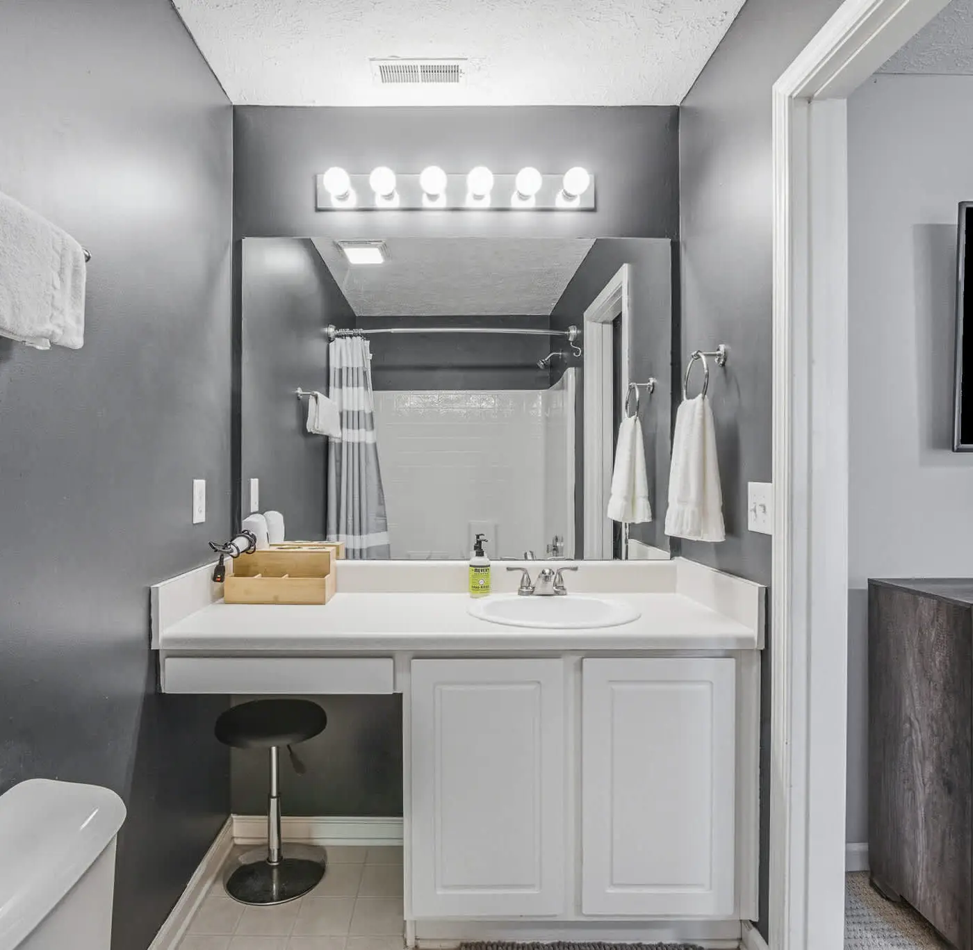 10.4 Mi to DT Nashville・Modern 2BR Family Escape