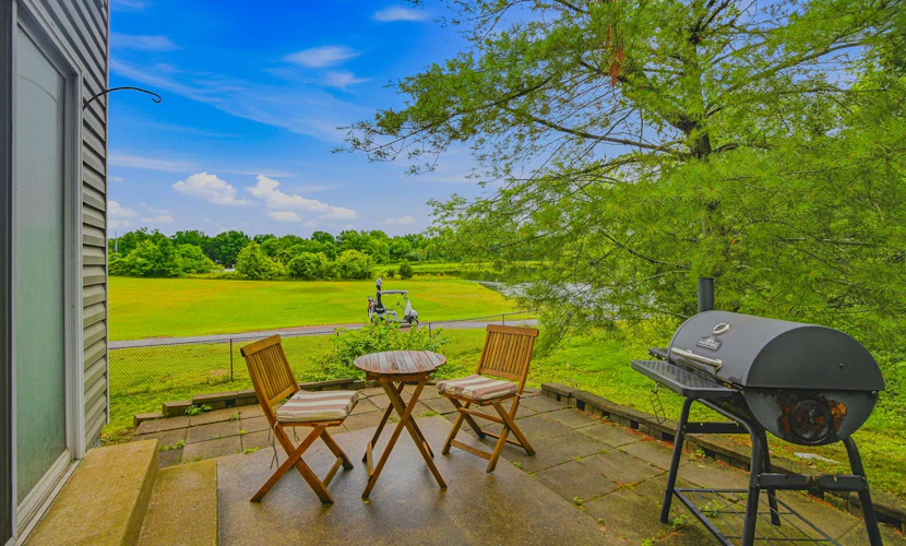 Welcome to our 2-bedroom, 2.5-bath townhome on Nashboro Golf Club, with an easy, modern layout for relaxing between Nashville outings.
・On-site pool for a refreshing break
・Living room with plush seating and a large smart TV
・Full kitchen with updated appliances and a center island
・8.2 miles to Nashville Zoo at Grassmere
・10.2 miles to Country Music Hall of Fame
・12.2 miles to Grand Ole Opry are all within easy reach
Settle in, enjoy the pool, and make this your Nashville home base.