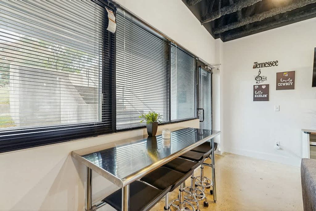 Cozy condo with streaming and cable TV, Wi-FI & great location