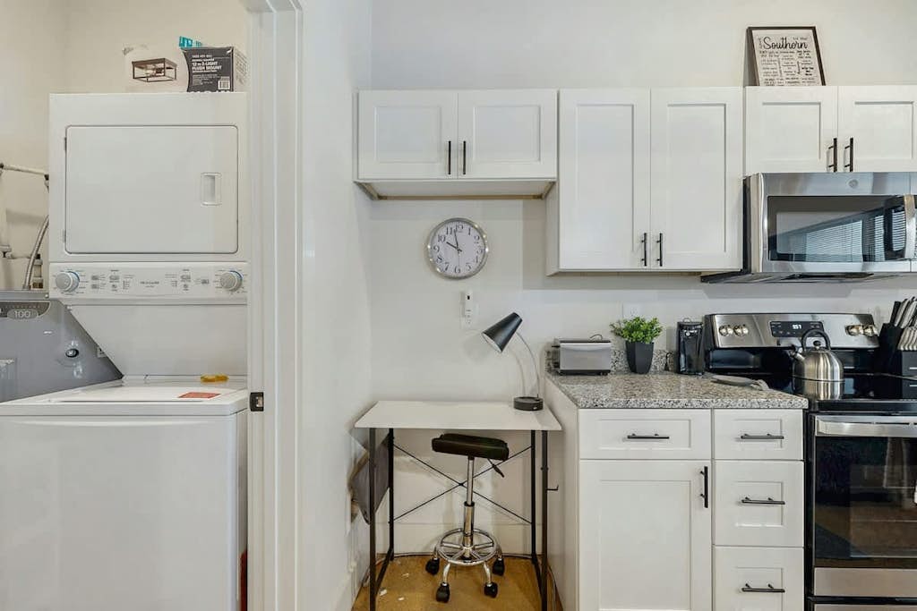Welcome to this 1 bedroom, 1 bathroom condo in Nashville, where an open living area, full kitchen, and in-building laundry make stays simple.

・Free parking on premises
・Sofa bed for extra flexibility
・Central AC, Wi‑Fi, and streaming-ready TV
・5.8 miles from Downtown Nashville, with Broadway accessible by Uber

Settle in, cook with ease, and enjoy a relaxed Music City base.
