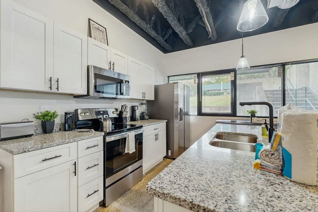 Welcome to this 1 bedroom, 1 bathroom condo in Nashville, where an open living area, full kitchen, and in-building laundry make stays simple.

・Free parking on premises
・Sofa bed for extra flexibility
・Central AC, Wi‑Fi, and streaming-ready TV
・5.8 miles from Downtown Nashville, with Broadway accessible by Uber

Settle in, cook with ease, and enjoy a relaxed Music City base.