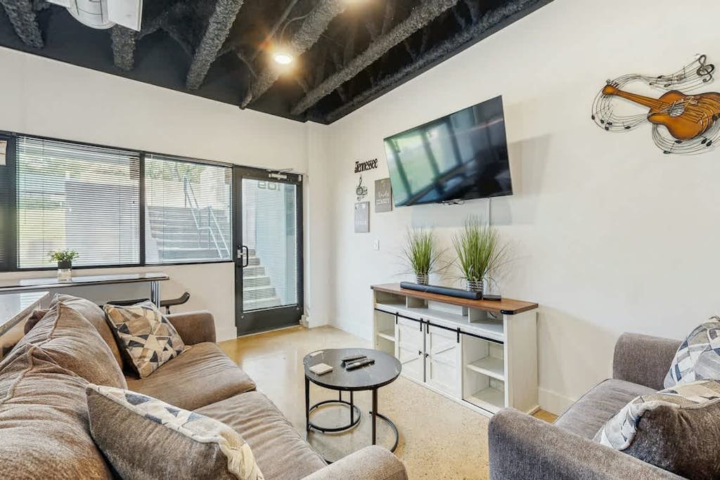 Cozy condo with streaming and cable TV, Wi-FI & great location