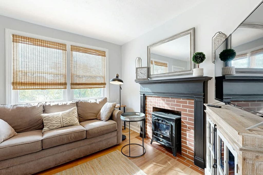 Cute dog-friendly cozy one bedroom apartment w/full kitchen, WiFi, streaming TV