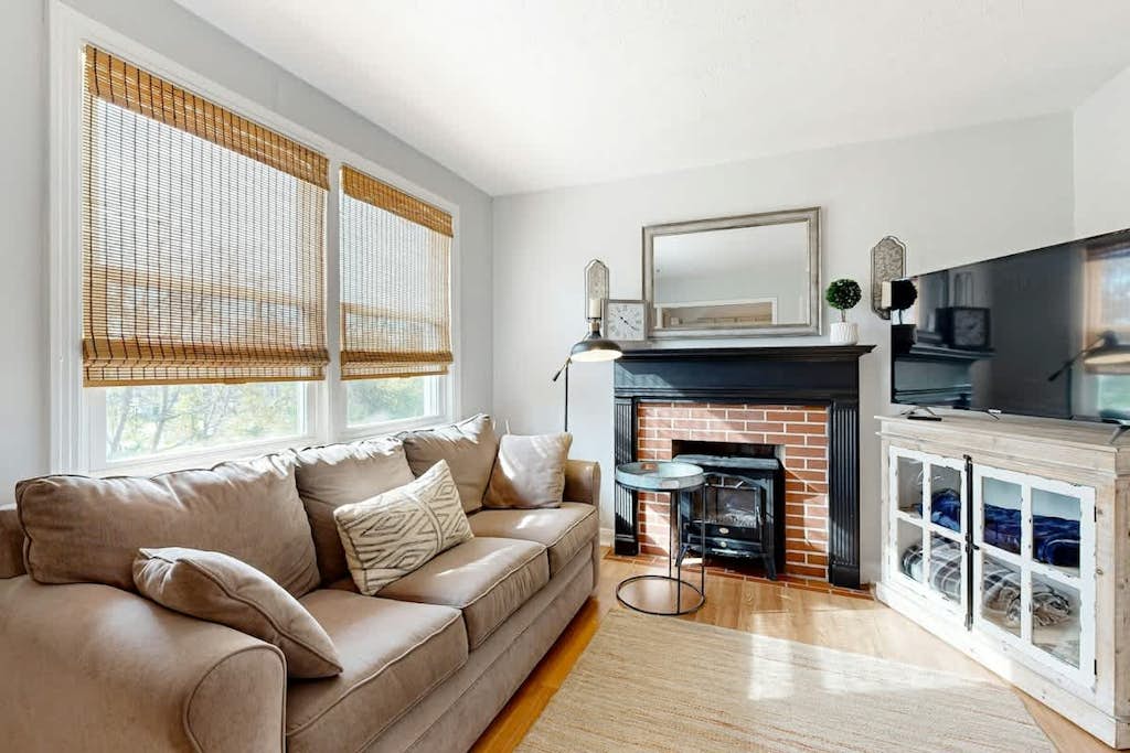Cute dog-friendly cozy one bedroom apartment w/full kitchen, WiFi, streaming TV