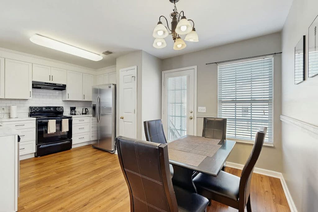 Cozy home w/electric fireplace, enclosed yard, patio,  full kitchen and Wi-Fi