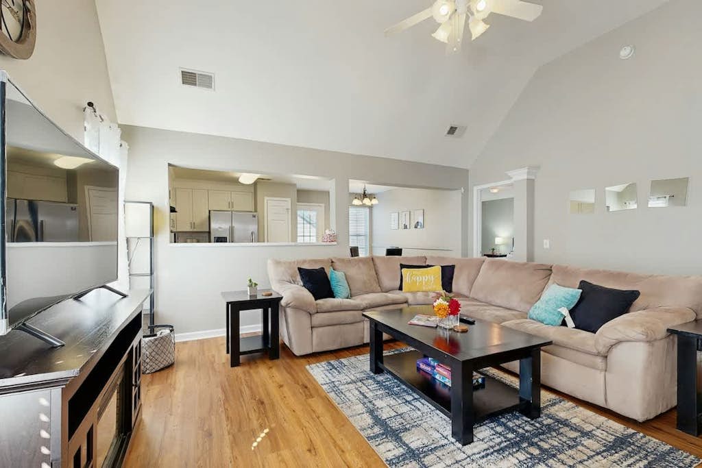 Cozy home w/electric fireplace, enclosed yard, patio,  full kitchen and Wi-Fi