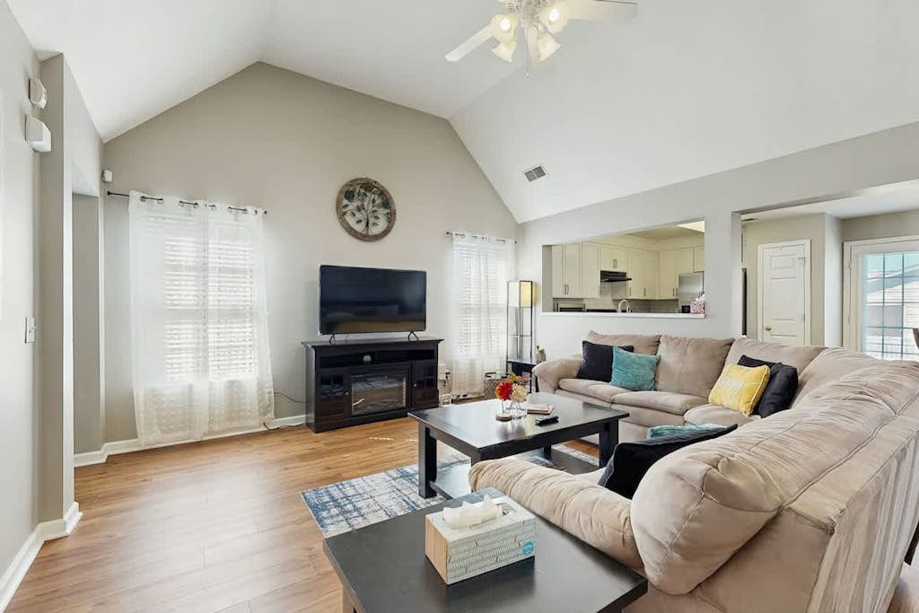 Cozy home w/electric fireplace, enclosed yard, patio,  full kitchen and Wi-Fi