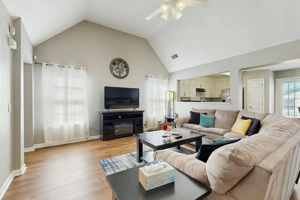 Cozy home w/electric fireplace, enclosed yard, patio,  full kitchen and Wi-Fi