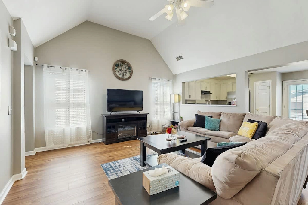 Cozy home w/electric fireplace, enclosed yard, patio,  full kitchen and Wi-Fi
