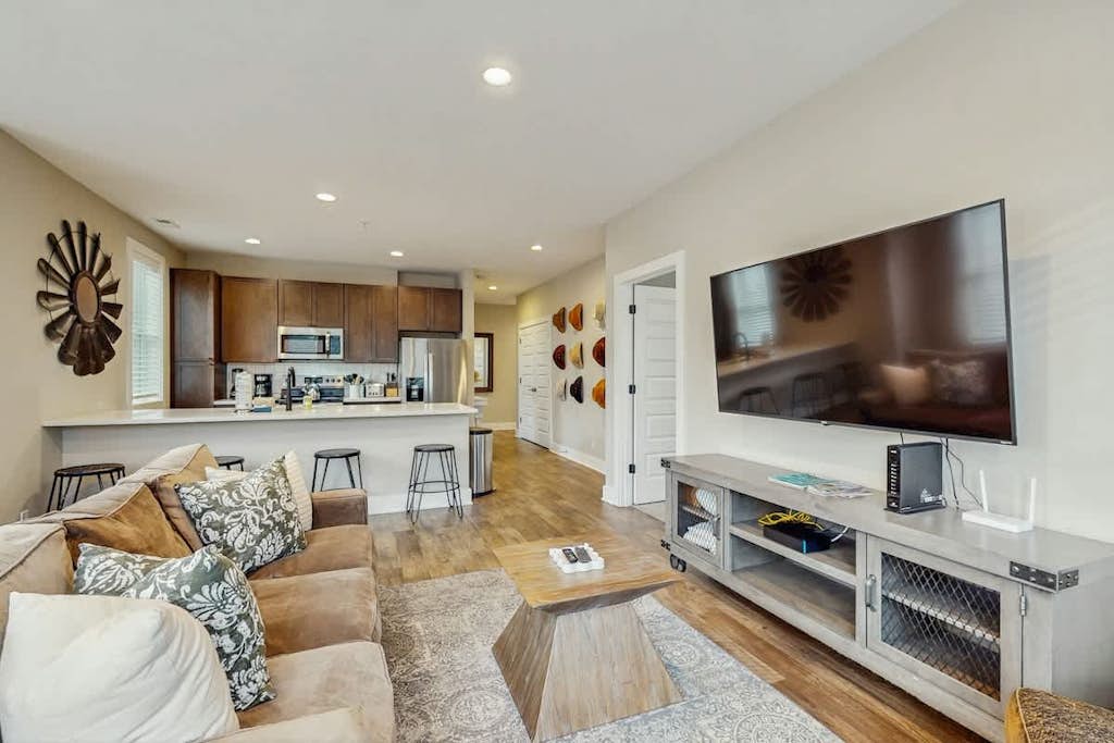 Comfortable condo with AC, kitchen, wifi - near attractions