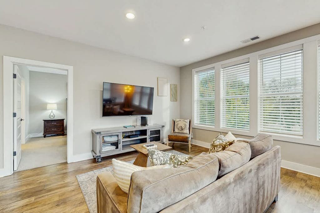 Comfortable condo with AC, kitchen, wifi - near attractions