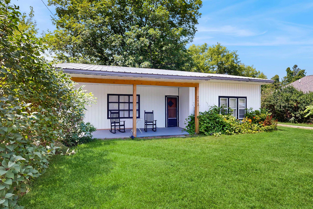 The Three Seasons - Centrally located house in Lake Leelanau