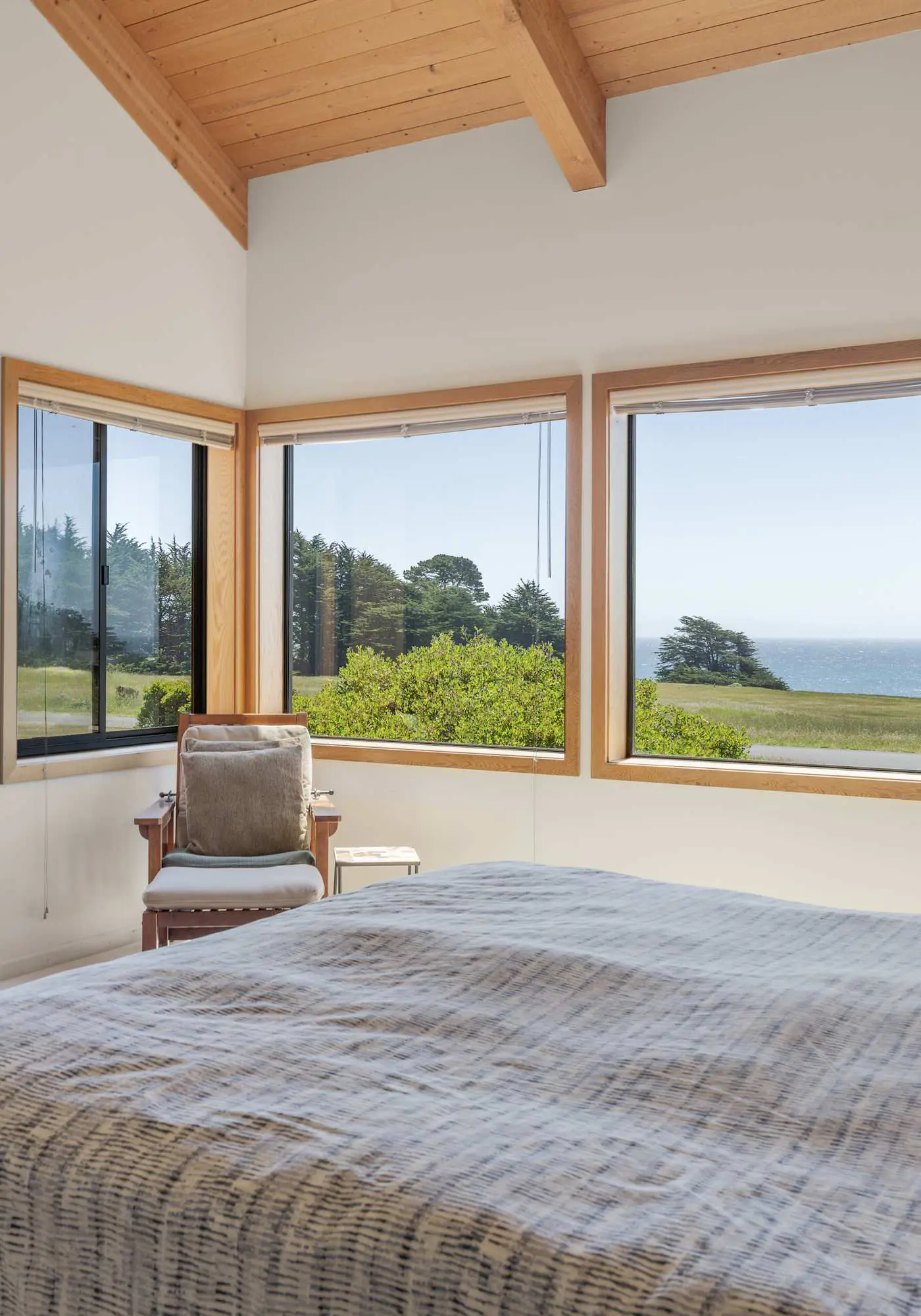 Nowell House - Beam-vaulted Sea Ranch home with private hot tub & ocean views