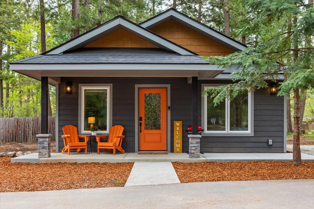 Cozy Lake Cabin: 2BR, Hot Tub, Dock & Kayaks