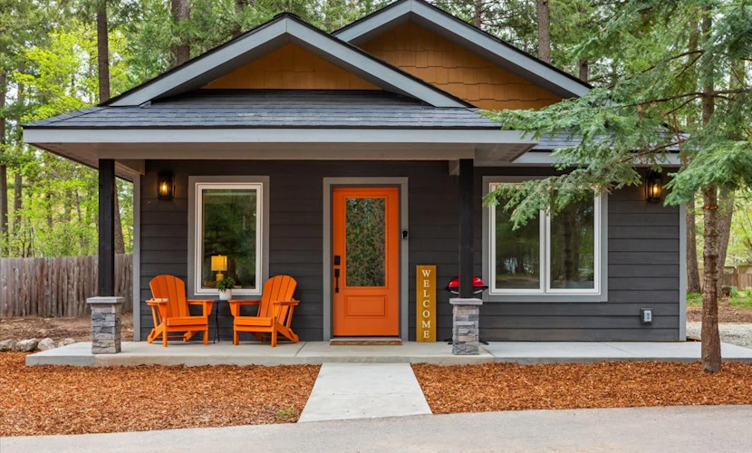 Cozy Lake Cabin: 2BR, Hot Tub, Dock & Kayaks