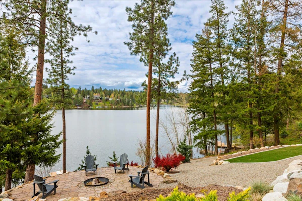 Cozy Lake Cabin: 2BR, Hot Tub, Dock & Kayaks