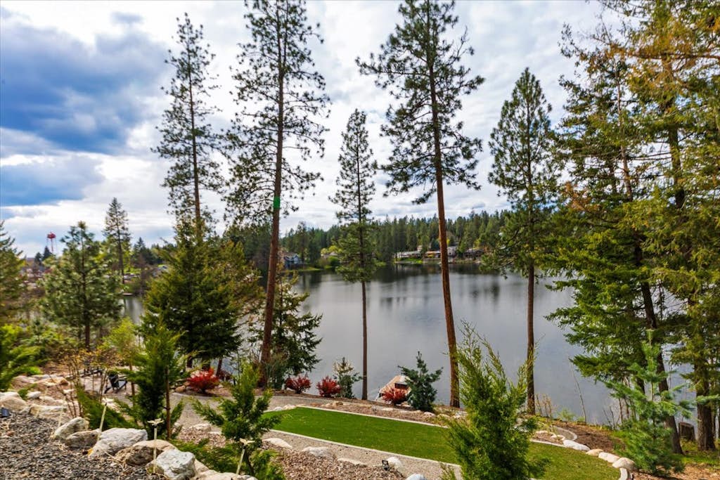 Cozy Lake Cabin: 2BR, Hot Tub, Dock & Kayaks