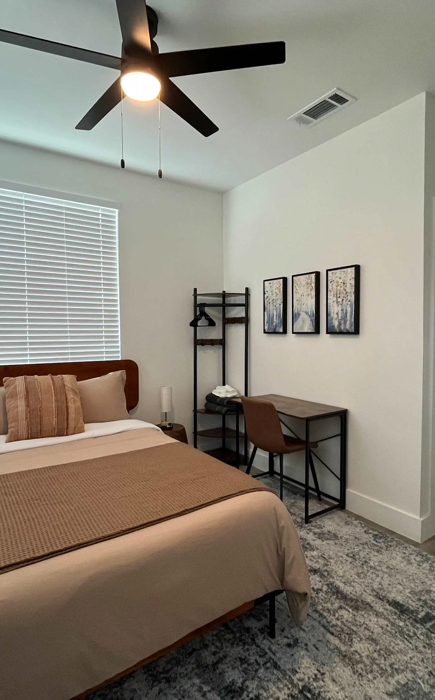 Bishop Arts 6BR/6BA townhouse, sleeps 12, parking