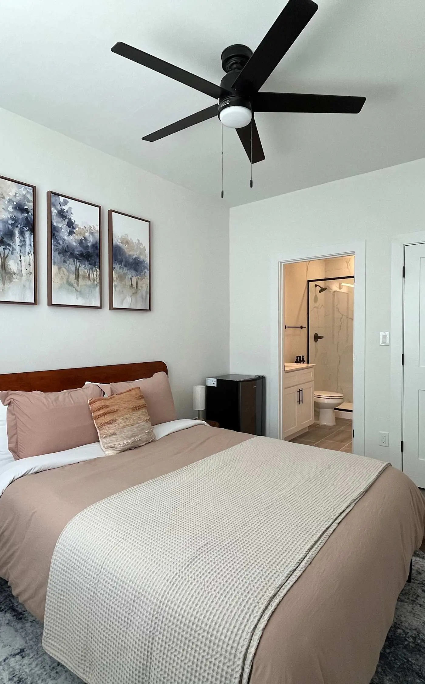 Bishop Arts 6BR/6BA townhouse, sleeps 12, parking