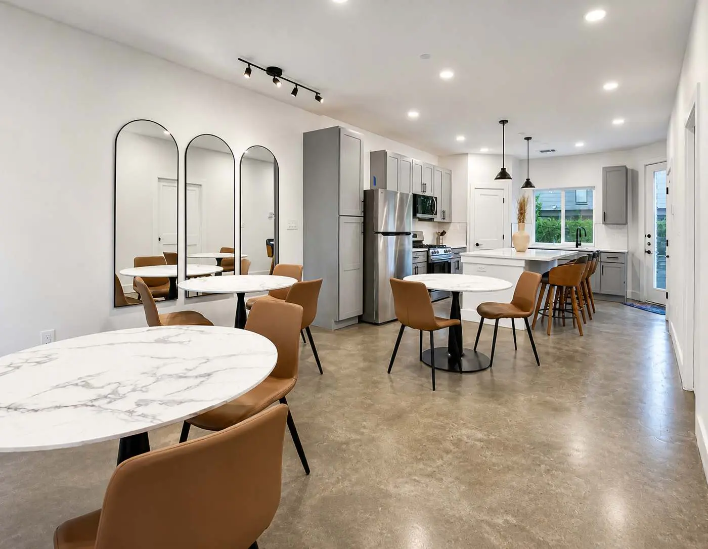 Bishop Arts 6BR/6BA townhouse, sleeps 12, parking